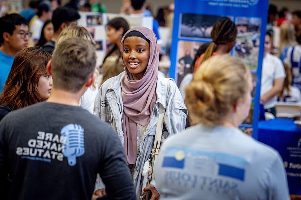 Students at the 博彩网址大全 student involvement fair